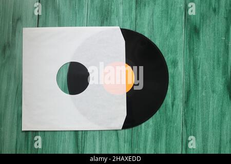 Aged White Paper Cover und Vinyl LP Schallplatte isoliert auf rostigen Hintergrund Stockfoto