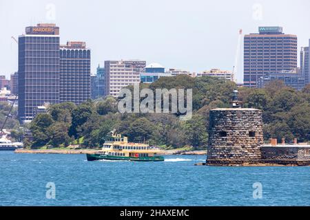 Die Sydney-Fähre Alexander fährt an einem Sommertag am Fort Denison im Sydney Harbour, NSW, Australien vorbei Stockfoto