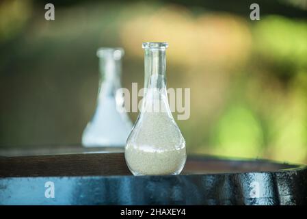 Zwei gläserne genie geformte Flaschen gefüllt mit Sand für Hochzeitssandzeremonie Stockfoto