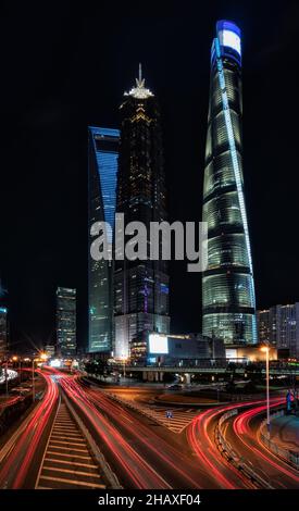 Leichte Wege gegen moderne Türme im Pudong District, China Stockfoto