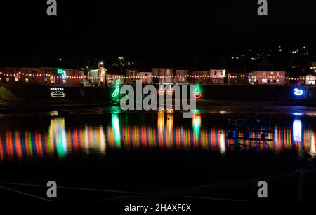 Mousehole,Cornwall,15th. Dezember 2021,Besucher besuchen Mousehole, um die berühmten Weihnachtslichter in Cornwall zu sehen. Bei Flut glitzern die Lichtreflexe über den Hafen. Es gibt alle traditionellen festlichen Lichter einschließlich einer Katze und einer Maus.Quelle: Keith Larby/Alamy Live News Stockfoto