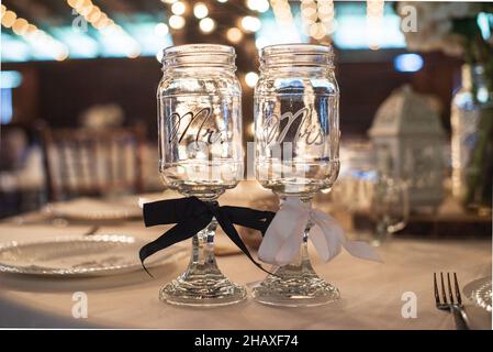 Herr und Frau Einmachglas Hochzeit Toast Gläser mit schwarzen und weißen Schleifen Stockfoto
