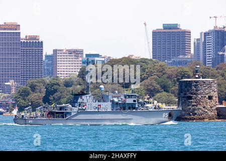 Der HMAS Gascoyne fährt am Fort Denison am Sydney Harbour, NSW, Australien vorbei Stockfoto