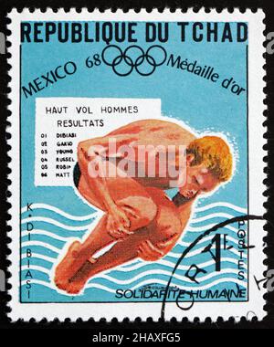 TSCHAD - UM 1969: Eine im Tschad gedruckte Briefmarke zeigt Klaus DiBiasi, Springboard Diving, Gewinner der Olympischen Spiele 1968, Mexiko, um 1969 Stockfoto