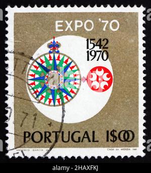 PORTUGAL - UM 1970: Eine in Portugal gedruckte Briefmarke zeigt Compass Rose und EXPO Emblem, EXPO 70’ International Exhibition, Osaka, Japan, um 1970 Stockfoto