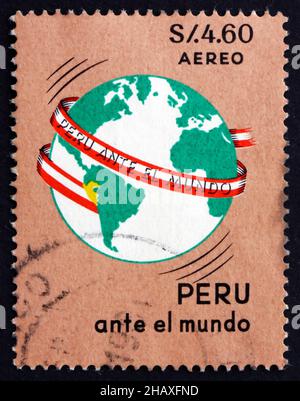 PERU - UM 1967: Eine in Peru gedruckte Briefmarke zeigt Globe mit Karte von Peru, um 1967 Stockfoto