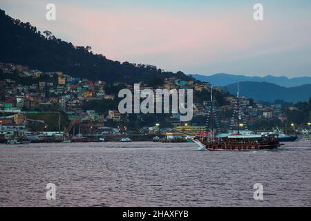 RIO DE JANEIRO, BRASILIEN - 04. Mai 2018: Ein Segelboot im Meer in Rio de Janeiro bei Sonnenuntergang, Brasilien Stockfoto