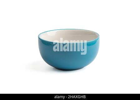 Blaue Keramik Salatschüssel isoliert auf weißem Hintergrund. Speicherplatz kopieren. Stockfoto