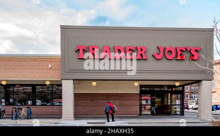 Außenansicht des Gebäudes von Trader Joe in Chicago, Illinois, USA Stockfoto