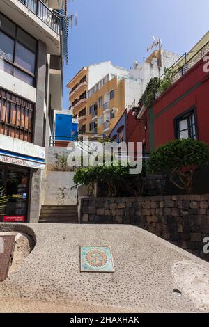 PUERTO DE LA CRUZ, TENERIFFA, SPANIEN - 14. JULI 2021: Unbevölkerte Straßen eines beliebten Touristenorts auf der Insel nach der COVID-19-Pandemie. Stockfoto