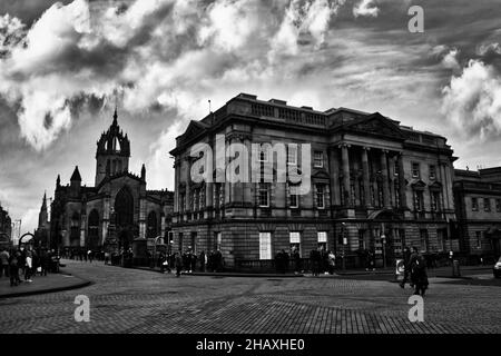 Ein Blick von der Royal Mile in Edinburgh nennt die Royal Mile, da sie vom Palast bis zum Schloss verläuft Stockfoto