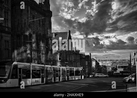 Ein Blick auf die Saint Andrews Street in Edinburgh in Schwarz und Weiß Stockfoto