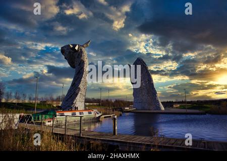 Die Kelpies im Helix Park in Falkirk in Schottland sind atemberaubend, wenn man die Köpfe dieser von Menschen hergestellten Pferde sieht Stockfoto