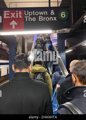 Rolltreppe, die den U-Bahnhof Broadway/Lafayette F mit dem Zug Bleeker Street Uptown 6 in Lower Manhattan, New York City verbindet. Stockfoto