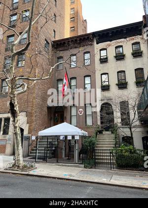 Peruanisches Konsulat mit Flagge in der E 49th Street in Manhattan, New York City Stockfoto