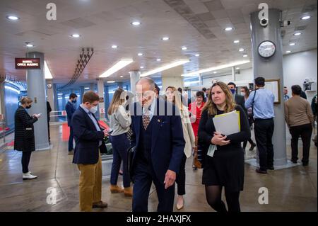 Washington, Vereinigte Staaten Von Amerika. 15th Dez 2021. Der US-Senator Chuck Grassley (Republikaner von Iowa) macht sich am Mittwoch, den 15. Dezember 2021, bei einer Abstimmung im US-Kapitol in Washington, DC, durch die Senatsunterbahn auf den Weg. Quelle: Rod Lampey/CNP/Sipa USA Quelle: SIPA USA/Alamy Live News Stockfoto