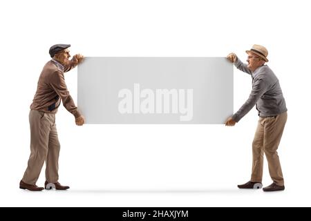 In voller Länge aufgenommen mit zwei älteren Männern, die eine leere Tafel auf weißem Hintergrund tragen Stockfoto