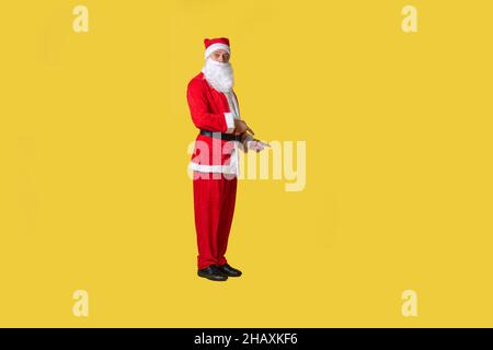 weihnachtsmann gelben Stil, Urlaub Senior Jahr, Kostüm Menschen. Rote Diät zeigt nach unten Stockfoto