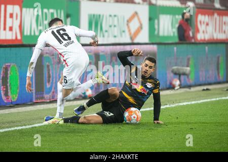 Augsburg, Deutschland. 15th Dez 2021. Fußball: Bundesliga, FC Augsburg - RB Leipzig, Matchday 16, WWK Arena. Der Augsburger Ruben Vargas (l) und der Leipziger Andre Silva kämpfen um den Ball. Quelle: Matthias Balk/dpa - WICHTIGER HINWEIS: Gemäß den Bestimmungen der DFL Deutsche Fußball Liga und/oder des DFB Deutscher Fußball-Bund ist es untersagt, im Stadion und/oder vom Spiel aufgenommene Fotos in Form von Sequenzbildern und/oder videoähnlichen Fotoserien zu verwenden oder zu verwenden./dpa/Alamy Live News Stockfoto