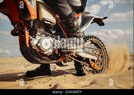 Fahrer fährt im Motocross-Rennen Skid Wheel Stockfoto