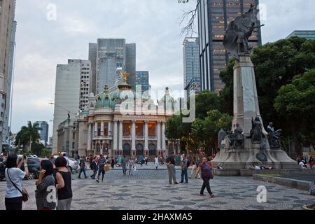 RIO DE JANEIRO, BRASILIEN - 04. Mai 2018: Eine urbane Szenerie des Theatro Municipal in Rio de Janeiro, Brasilien Stockfoto