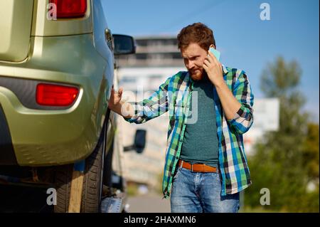 Mann Fahrer diskutieren Vorfall per Handy Stockfoto