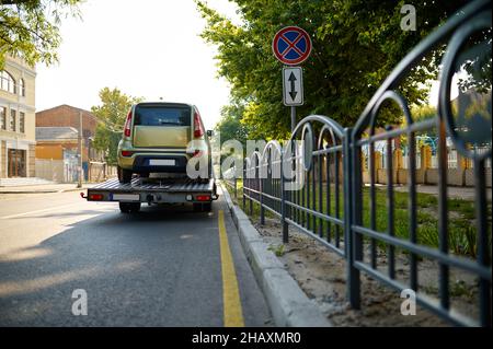 Unsachgemäße Evakuierung des geparkten Fahrzeugs durch Abschleppwagen Stockfoto