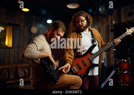 Hipster Jungs Training spielen Gitarre genießen Probe Stockfoto