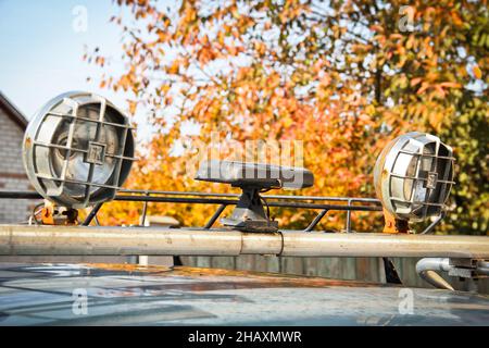 Tschernihiv, Ukraine - 15. Oktober 2019: Laternen auf dem Dach eines SUV aus nächster Nähe Stockfoto