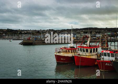 Fischerboote dockten im Hafen von Howth an Stockfoto