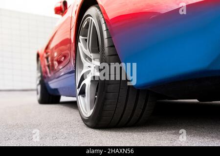 Autoräder auf Asphalt Hintergrund. Autoreifen. Autoräder aus nächster Nähe. Zweifarbiger Wagen. Für Werbung Stockfoto