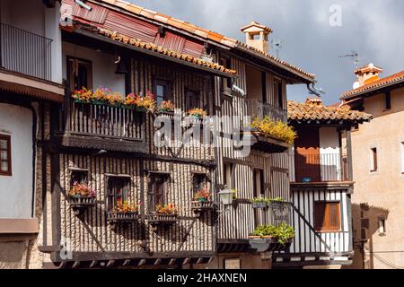La Alberca, Spanien - 5. Dezember 2021: La Alberca ist eine spanische Gemeinde und Stadt in der Provinz Salamanca, in der autonomen Gemeinschaft Casti Stockfoto
