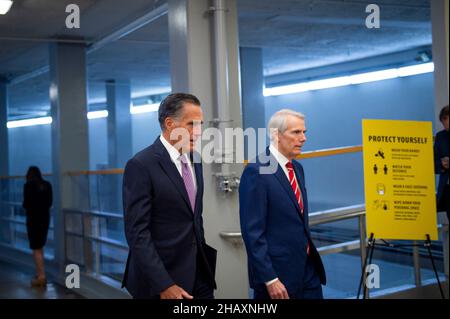 Der US-Senator Mitt Romney (Republikaner von Utah), links, und der US-Senator Rob Portman (Republikaner von Ohio) machen sich am Mittwoch, den 15. Dezember 2021, bei einer Abstimmung im US-Kapitol in Washington, DC, durch die Senatsunterführung. Kredit: Rod Lamkey/CNP /MediaPunch Stockfoto