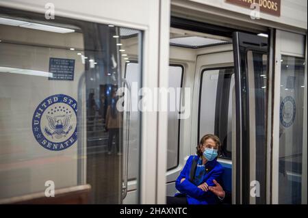 Die Senatorin der Vereinigten Staaten, Dianne Feinstein (Demokratin von Kalifornien), fährt am Mittwoch, den 15. Dezember 2021, bei einer Abstimmung im US-Kapitol in Washington, DC, in einen Zug in der Senatsbahn. Kredit: Rod Lamkey/CNP /MediaPunch Stockfoto