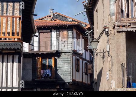 La Alberca, Spanien - 5. Dezember 2021: La Alberca ist eine spanische Gemeinde und Stadt in der Provinz Salamanca, in der autonomen Gemeinschaft Casti Stockfoto