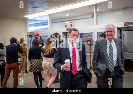 Der US-Senator John Barrasso (Republikaner von Wyoming), links, und der US-Senator Jerry Moran (Republikaner von Kansas) machen sich am Mittwoch, den 15. Dezember 2021, bei einer Abstimmung im US-Kapitol in Washington, DC, durch die Senatbahn auf den Weg. Kredit: Rod Lamkey/CNP /MediaPunch Stockfoto