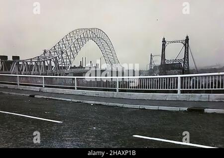 Die Silver Jubilee Bridge wird Ende 1950s in Runcorn, Kishire, Großbritannien, gebaut Stockfoto