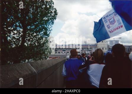 Fans auf Wembley weit vor dem Championship Play-off-Finale 2000 zwischen Barnsley und Ipswich Town im Wembley Stadium, Großbritannien Stockfoto