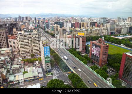 Blick vom Courtyard by Marriott Taipei Downtown Hotel auf den Stadtteil Zhongshan in Taipei City, Taiwan. Stockfoto