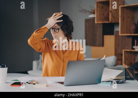 Frustrierte italienische Mitarbeiterin betonte Fehler oder Probleme mit dem Computer Stockfoto
