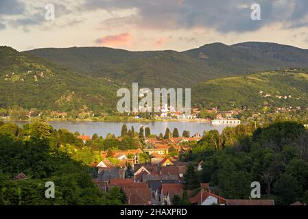 Die Städte Nagymaros und Visegrád liegen auf den gegenüberliegenden Seiten der Donau Stockfoto