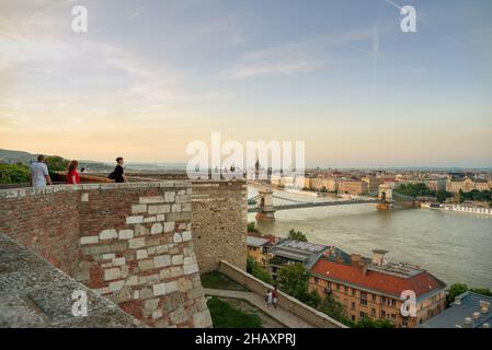 Menschen, die auf einem Aussichtspunkt mit Blick auf Budapest stehen Stockfoto