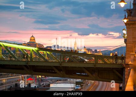 Detail der Freiheitsbrücke gegen die Skyline von Budapest bei Sonnenuntergang Stockfoto