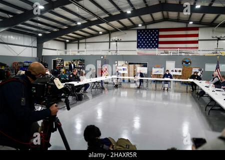 Mayfield, Vereinigte Staaten Von Amerika. 15th Dez 2021. Mayfield, Vereinigte Staaten von Amerika. 15. Dezember 2021. US-Präsident Joe Biden während einer Briefing über die jüngsten verheerenden Tornados auf dem Mayfield Graves County Airport am 15. Dezember 2021 in Mayfield, Kentucky. Von links nach rechts sitzen: Heimatschutzminister Alejandro Mayorkas, Präsident Joe Biden, der Gouverneur von Kentucky Andy Beshear und die FEMA-Administratorin Deanne Criswell. Quelle: Alexis Hall/FEMA/Alamy Live News Stockfoto