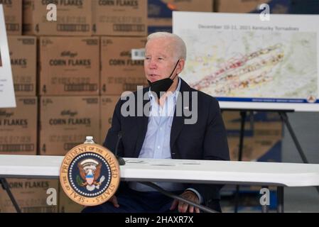 Mayfield, Vereinigte Staaten Von Amerika. 15th Dez 2021. Mayfield, Vereinigte Staaten von Amerika. 15. Dezember 2021. US-Präsident Joe Biden während einer Briefing über die jüngsten verheerenden Tornados auf dem Mayfield Graves County Airport am 15. Dezember 2021 in Mayfield, Kentucky. Quelle: Alexis Hall/FEMA/Alamy Live News Stockfoto