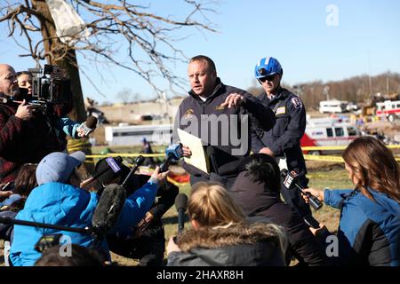 Mayfield, Vereinigte Staaten Von Amerika. 13th Dez 2021. Mayfield, Vereinigte Staaten von Amerika. 13. Dezember 2021. Darrin French, der Sprecher von City of Mayfield Fire und EMS, hält eine Medienbesprechung über den Tornado, der seine Stadt sowie die Kerzenfabrik Mayfield Consumer Products am 13. Dezember 2021 in Mayfield, Kentucky, zerstörte. Kredit: S1C Benjamin Crane/U.S. Army/Alamy Live News Stockfoto