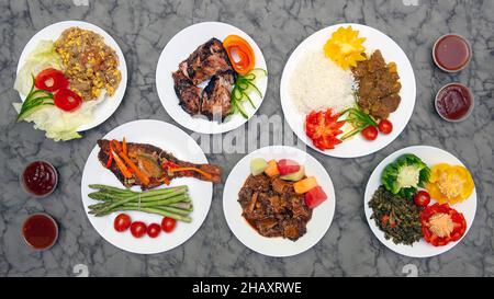 Auswahl an jamaikanischen und westindischen Speisen Stockfoto