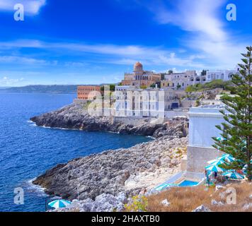 Die schönsten Dörfer Italiens: Santa Cesarea Terme (Apulien). Das elegante orientalische Profil der Stadt blickt von einem Hochplateau aus auf die Adria. Stockfoto