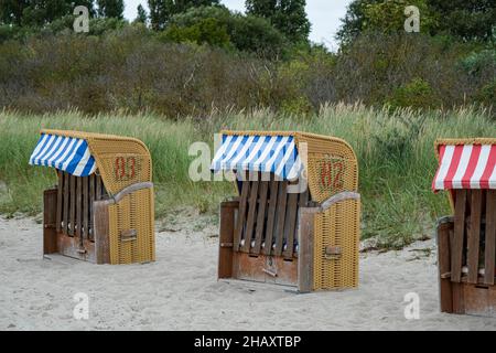 Strandliegen-Reihe auf der Insel Poel an der Ostsee, Deutschland Stockfoto