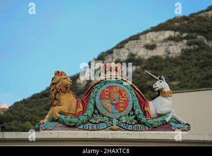 Das alte königliche Wappen an den Gibraltar Law Courts Stockfoto